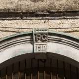 Sul portale sono incise le iniziali F. G. e la datazione 1911. Chi l�ha attualmente adibita a deposito e falegnameria, ci racconta che rispondono al nome di Giuseppe Favia proprietario dell�ex cartiera